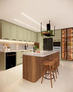 Cozinha gourmet integrada com armários verdes, ilha central com base ripada em madeira e cristaleira iluminada.