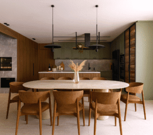 Cozinha gourmet integrada com sala de jantar em tons de verde e madeira, design sofisticado para apartamentos de luxo.