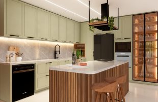 Cozinha gourmet integrada com armários verdes, ilha central com base ripada em madeira e cristaleira iluminada.
